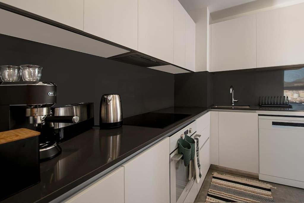 Urban Jungle In Center, 18th Floor, Rooftop Pool, Free Parking Appartamento
